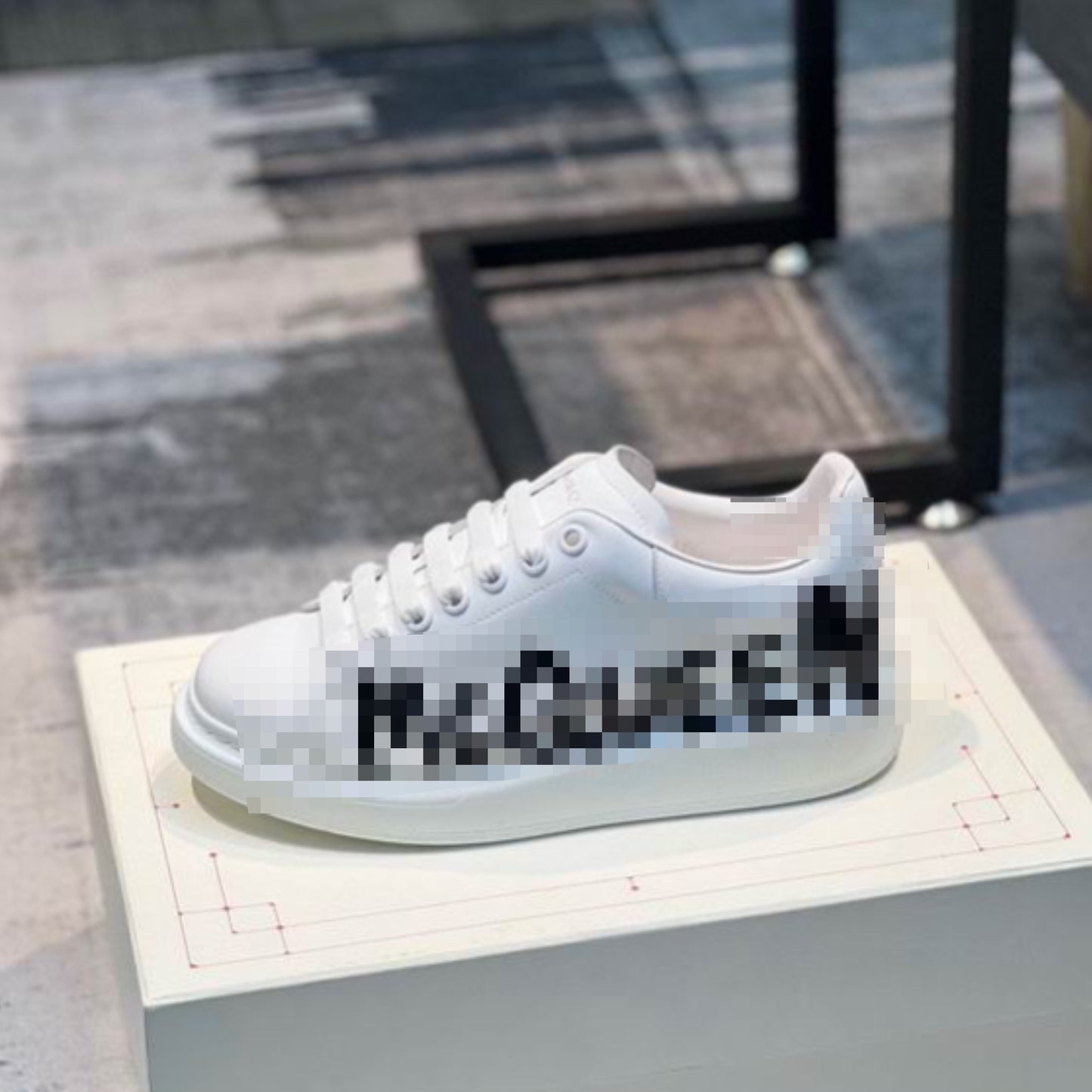 AMQ Graffiti White