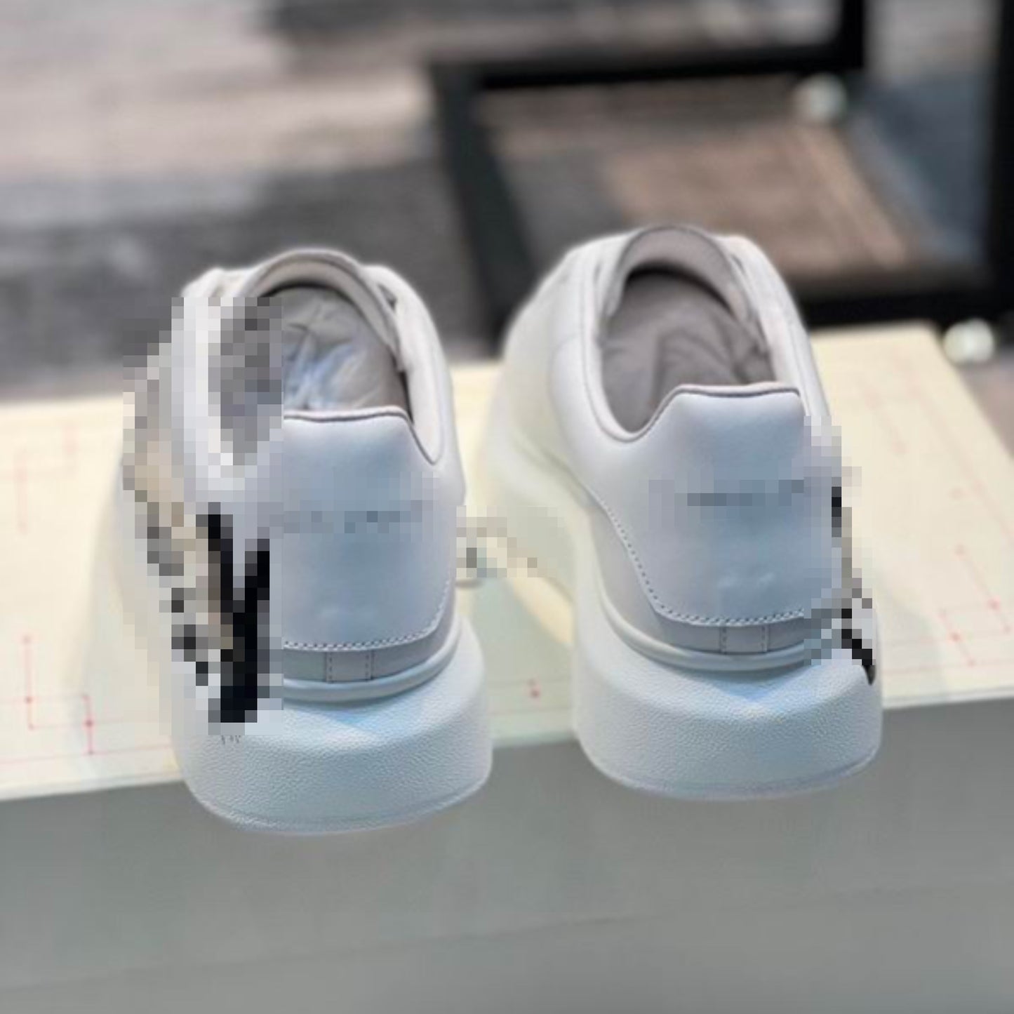 AMQ Graffiti White