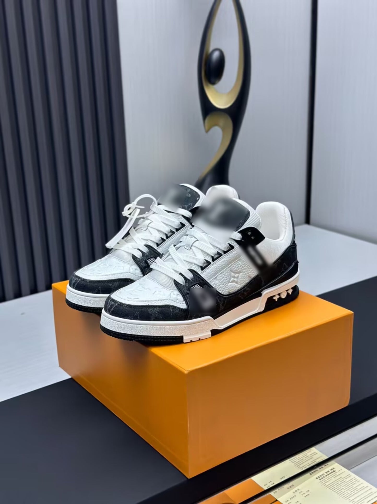 B&W Louie Trainers