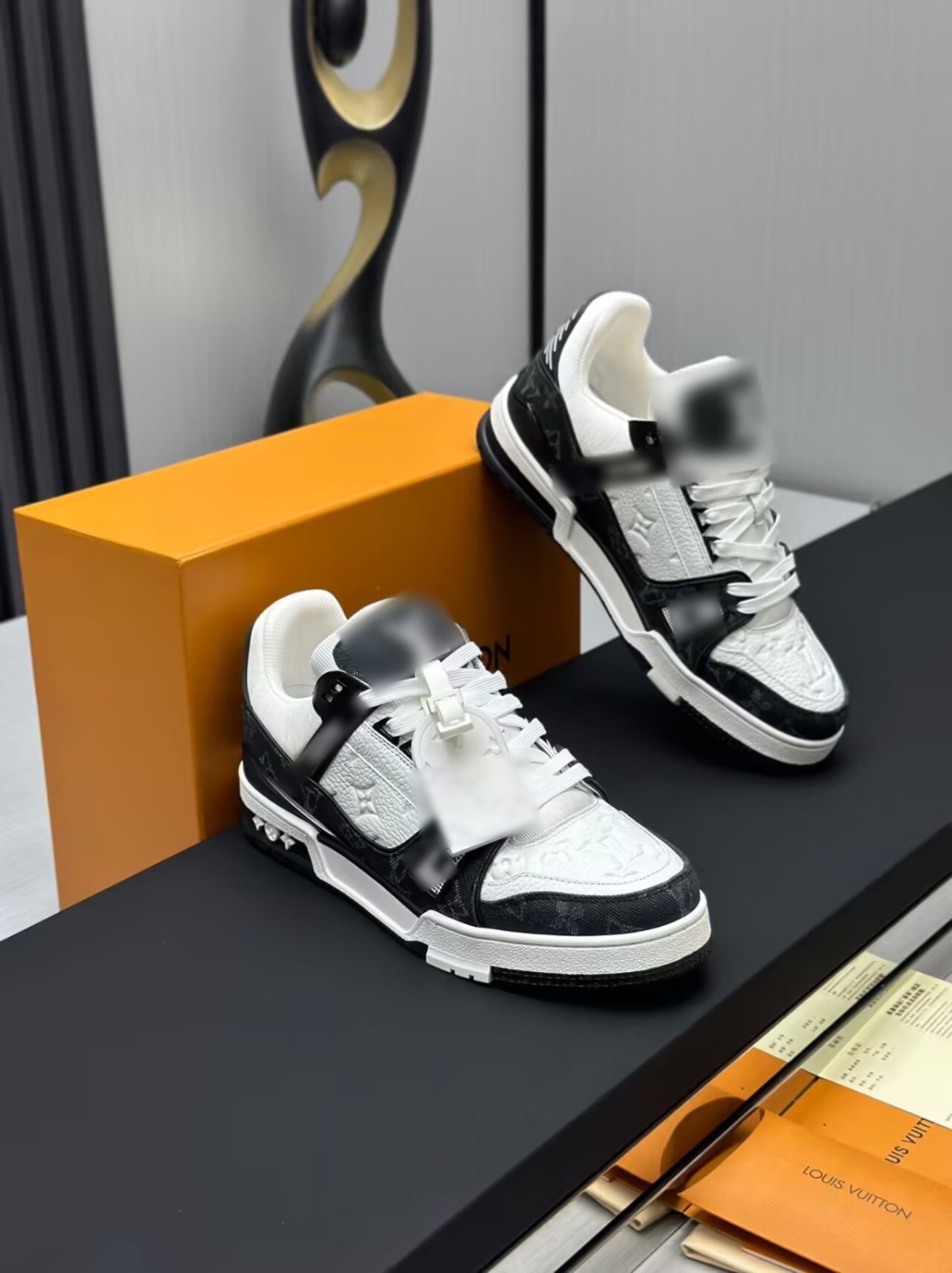 B&W Louie Trainers