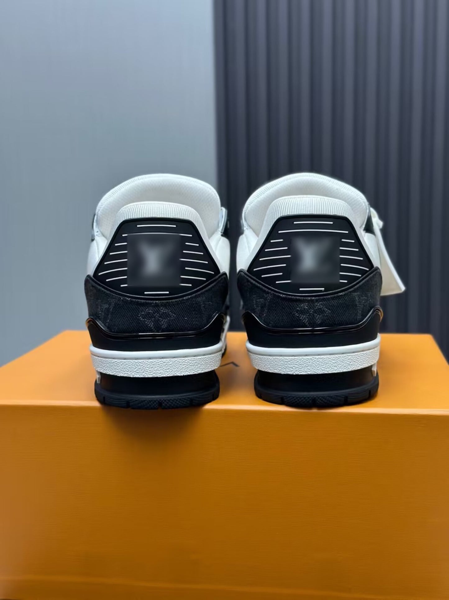 B&W Louie Trainers