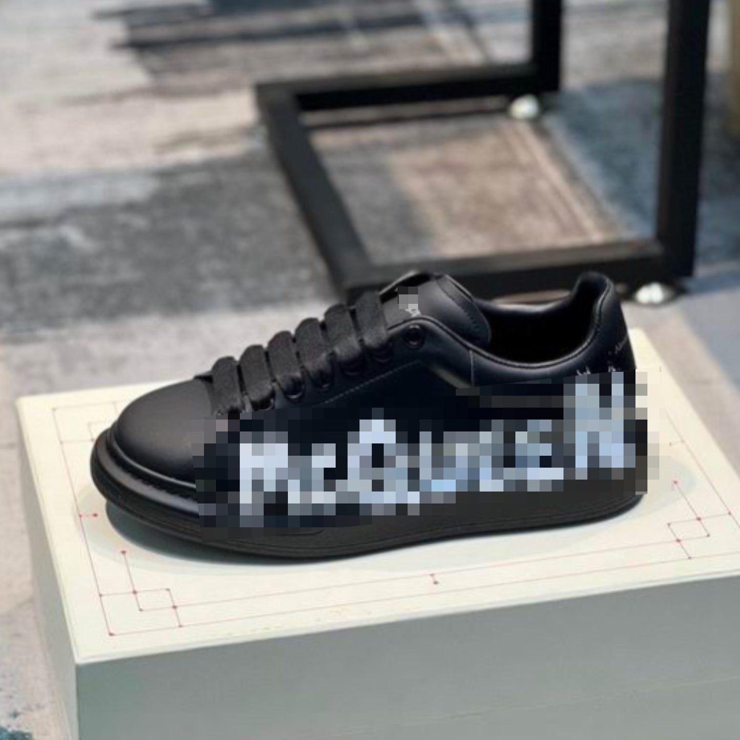 AMQ Graffiti Black